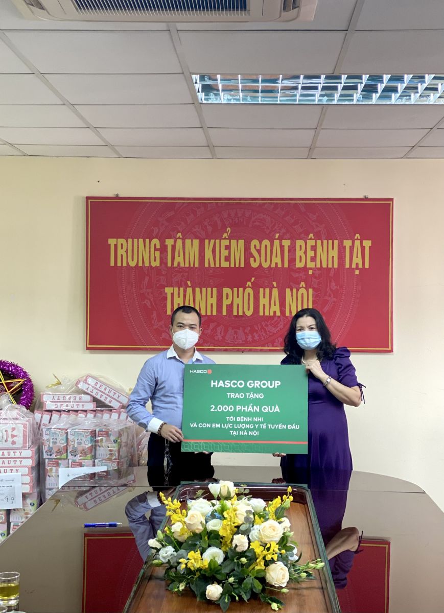 Trao tặng 2.000 phần quà tới Bệnh nhi và con em lực lượng y tế tuyến đầu tại Hà Nội